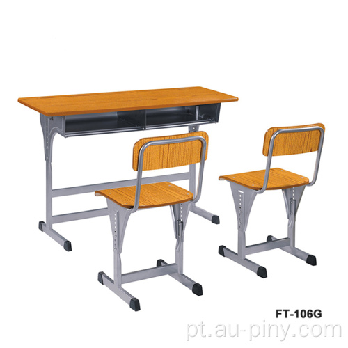 Mesa de escola dupla e cadeira